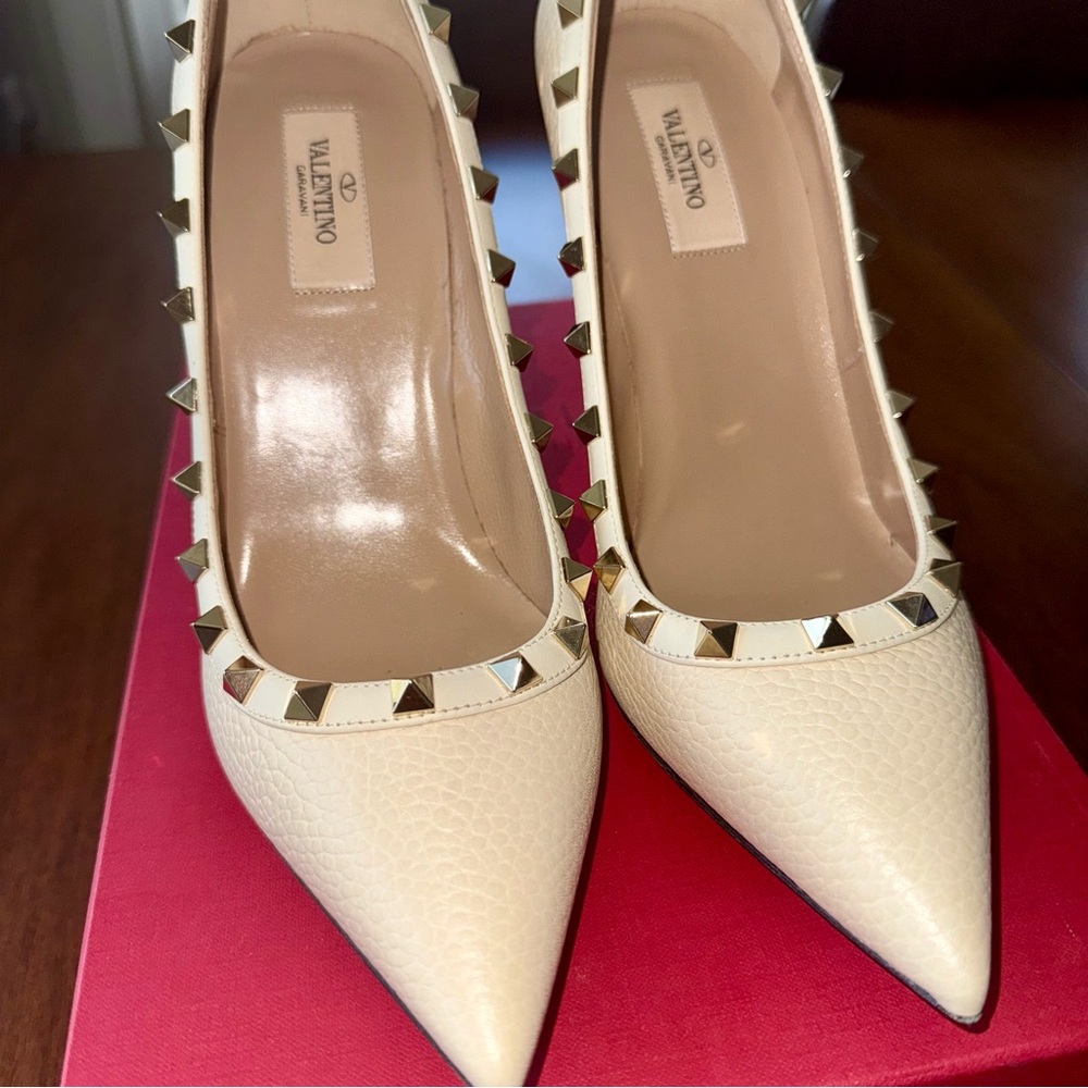 NWT Authentic Valentino Garavani Rockstud Pumps in Ivory - Picture 2 of 8